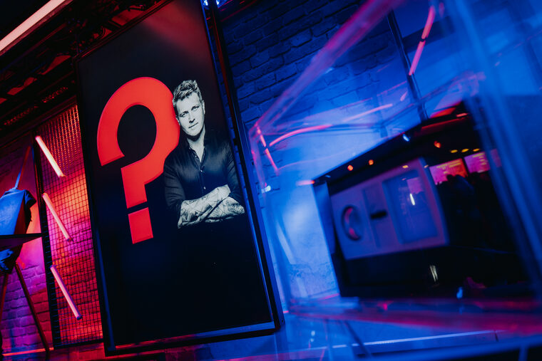 Philo im Porträt auf der Leinwand