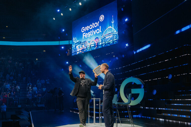 Philo mit Gast auf der Arena-Bühne